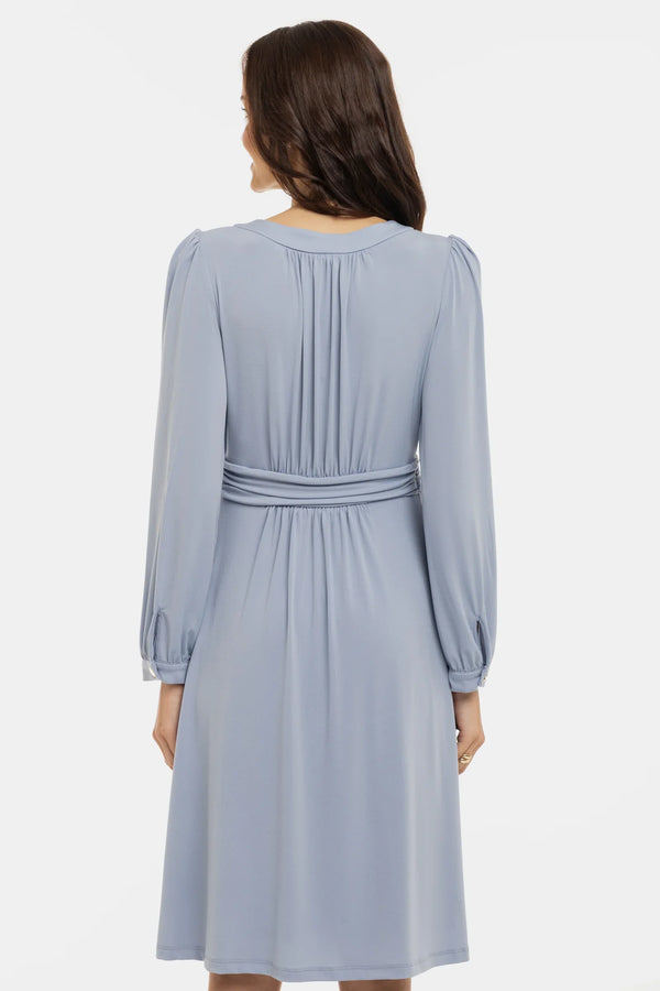 Κομψό φόρεμα εγκυμοσύνης με σούρες - παστέλ μπλε - - soonMAMA - Η σωστή προσθήκη στην κομψή και άνετη εγκυμοσύνη! - Παλτά για έγκυες