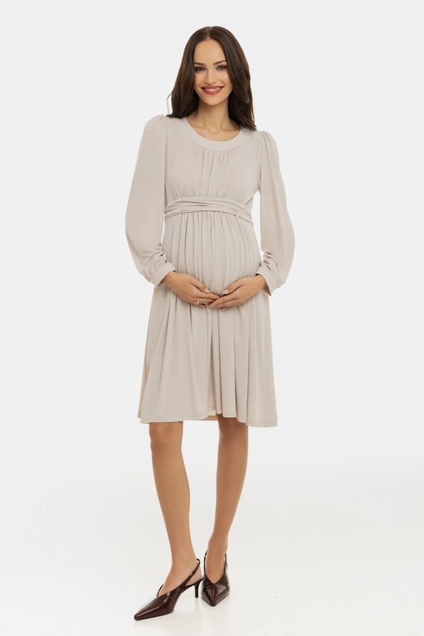 Κομψό φόρεμα εγκυμοσύνης με σούρες - μπεζ - - soonMAMA - Η σωστή προσθήκη στην κομψή και άνετη εγκυμοσύνη! - Παλτά για έγκυες