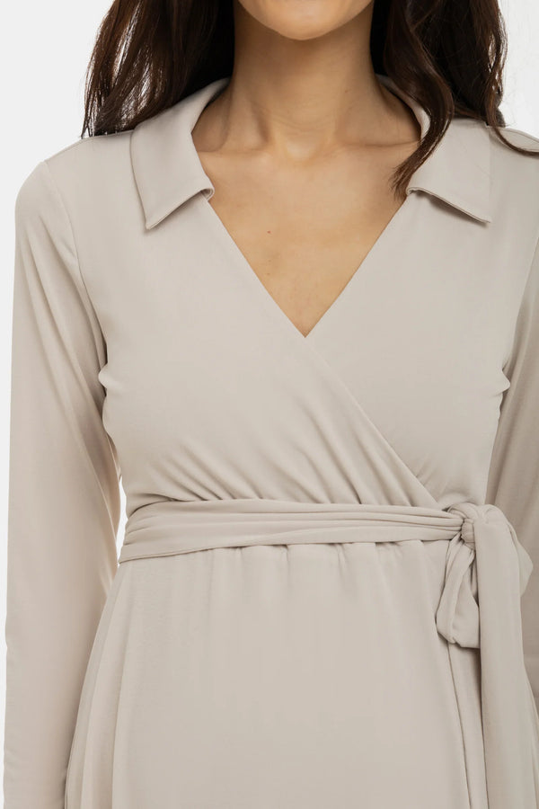 Αέρινο φόρεμα εγκυμοσύνης και θηλασμού με σταυρωτό μπροστινό μέρος – μπεζ - - soonMAMA - Η σωστή προσθήκη στην κομψή και άνετη εγκυμοσύνη! - Παλτά για έγκυες