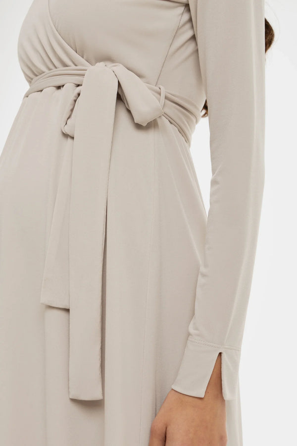 Αέρινο φόρεμα εγκυμοσύνης και θηλασμού με σταυρωτό μπροστινό μέρος – μπεζ - - soonMAMA - Η σωστή προσθήκη στην κομψή και άνετη εγκυμοσύνη! - Παλτά για έγκυες