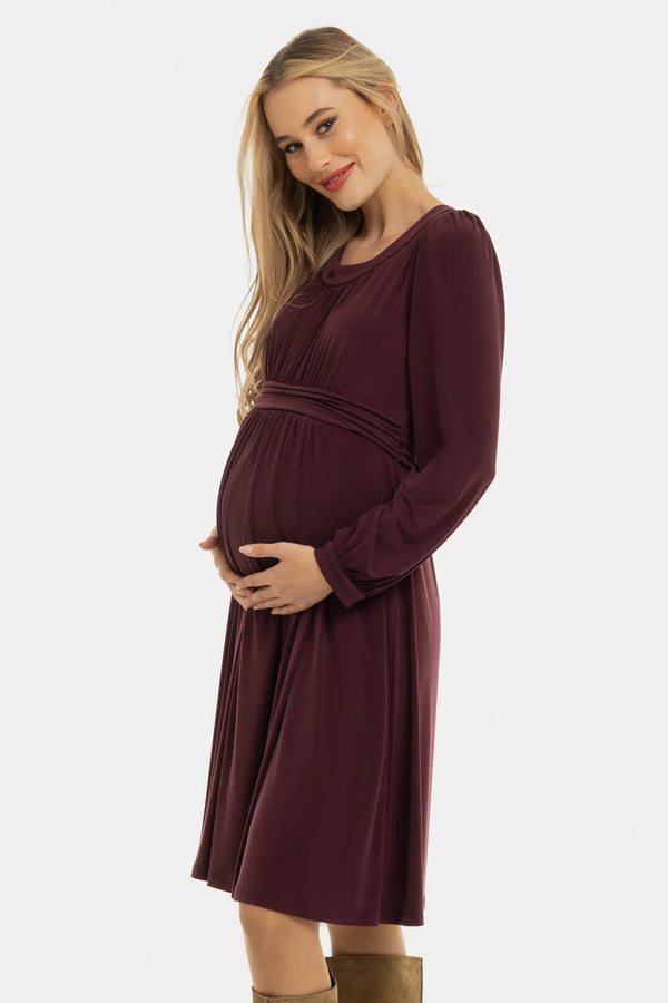 Κομψό φόρεμα εγκυμοσύνης με σούρες - μπορντό - - soonMAMA - Η σωστή προσθήκη στην κομψή και άνετη εγκυμοσύνη! - Παλτά για έγκυες