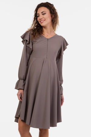 Αεράτο φόρεμα εγκυμοσύνης και θηλασμού σε χρώμα μόκα - - soonMAMA - Η σωστή προσθήκη στην κομψή και άνετη εγκυμοσύνη! - Παλτά για έγκυες