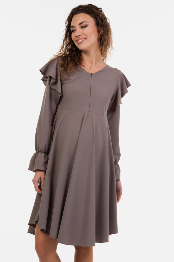 Αεράτο φόρεμα εγκυμοσύνης και θηλασμού σε χρώμα μόκα - - soonMAMA - Η σωστή προσθήκη στην κομψή και άνετη εγκυμοσύνη! - Παλτά για έγκυες