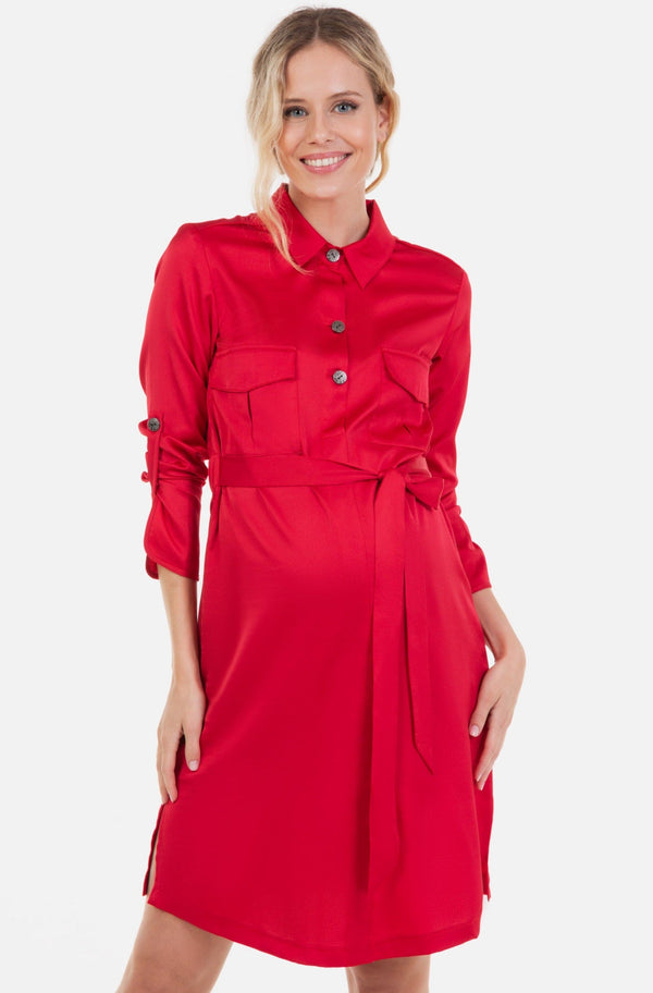 Γυαλιστερό φόρεμα εγκυμοσύνης και θηλασμού με γιακά σε κόκκινο - - soonMAMA - Η σωστή προσθήκη στην κομψή και άνετη εγκυμοσύνη! - Παλτά για έγκυες