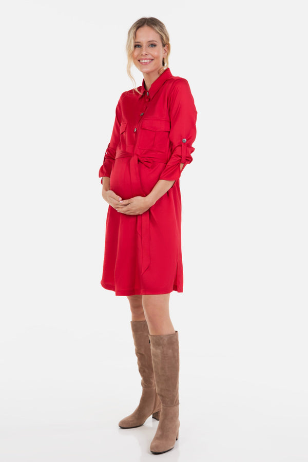 Γυαλιστερό φόρεμα εγκυμοσύνης και θηλασμού με γιακά σε κόκκινο - - soonMAMA - Η σωστή προσθήκη στην κομψή και άνετη εγκυμοσύνη! - Παλτά για έγκυες