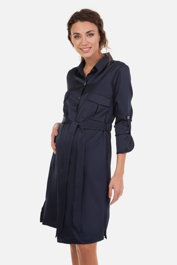 Σατινέ φόρεμα εγκυμοσύνης και θηλασμού σε σκούρο μπλε - - soonMAMA - Η σωστή προσθήκη στην κομψή και άνετη εγκυμοσύνη! - Παλτά για έγκυες