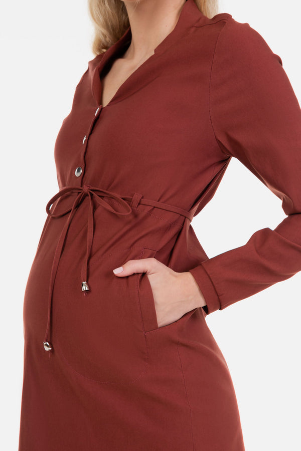 Ελαστικό φόρεμα εγκυμοσύνης και θηλασμού σε καφέ - - soonMAMA - Η σωστή προσθήκη στην κομψή και άνετη εγκυμοσύνη! - Παλτά για έγκυες