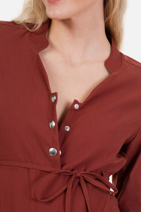 Ελαστικό φόρεμα εγκυμοσύνης και θηλασμού σε καφέ - - soonMAMA - Η σωστή προσθήκη στην κομψή και άνετη εγκυμοσύνη! - Παλτά για έγκυες