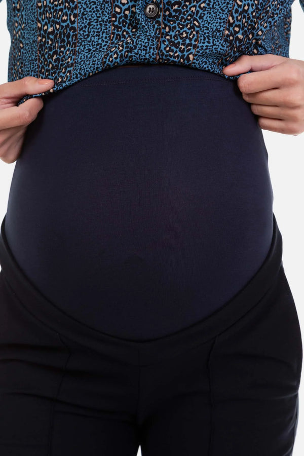 Παντελόνι εγκυμοσύνης σε σκούρο μπλε - - soonMAMA - Η σωστή προσθήκη στην κομψή και άνετη εγκυμοσύνη! - Παλτά για έγκυες