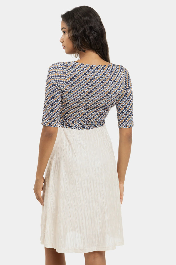 Γυαλιστερό φόρεμα εγκυμοσύνης και θηλασμού - - soonMAMA - Η σωστή προσθήκη στην κομψή και άνετη εγκυμοσύνη! - Παλτά για έγκυες