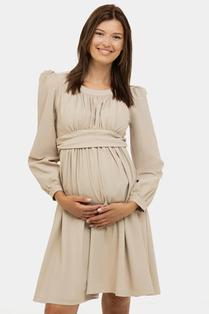 Κομψό φόρεμα εγκυμοσύνης με σούρες - μπεζ - - soonMAMA - Η σωστή προσθήκη στην κομψή και άνετη εγκυμοσύνη! - Παλτά για έγκυες