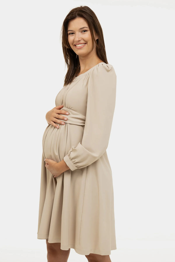 Κομψό φόρεμα εγκυμοσύνης με σούρες - μπεζ - - soonMAMA - Η σωστή προσθήκη στην κομψή και άνετη εγκυμοσύνη! - Παλτά για έγκυες