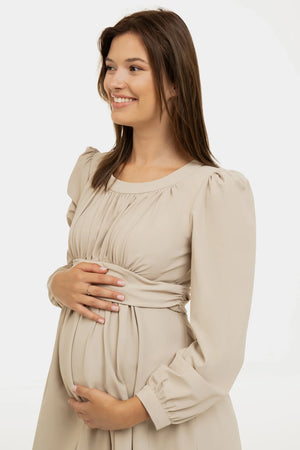 Κομψό φόρεμα εγκυμοσύνης με σούρες - μπεζ - - soonMAMA - Η σωστή προσθήκη στην κομψή και άνετη εγκυμοσύνη! - Παλτά για έγκυες