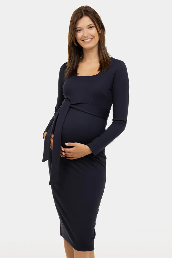 Κομψό μακρύ φόρεμα με φαρδιά ζώνη σε σκούρο μπλε χρώμα - - soonMAMA - Η σωστή προσθήκη στην κομψή και άνετη εγκυμοσύνη! - Παλτά για έγκυες