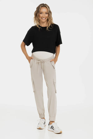 Μπεζ cargo παντελόνι εγκυμοσύνης - - soonMAMA - Η σωστή προσθήκη στην κομψή και άνετη εγκυμοσύνη! - Παλτά για έγκυες