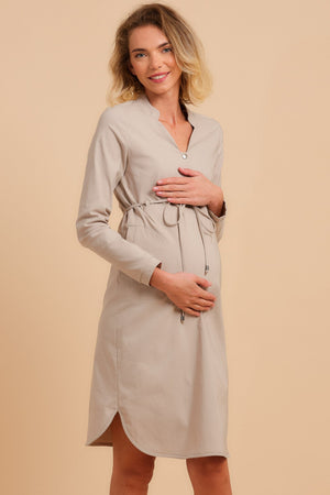 Ελαστικό φόρεμα εγκυμοσύνης και θηλασμού σε μπεζ - Φόρεμα - soonMAMA - Η σωστή προσθήκη στην κομψή και άνετη εγκυμοσύνη! - Παλτά για έγκυες