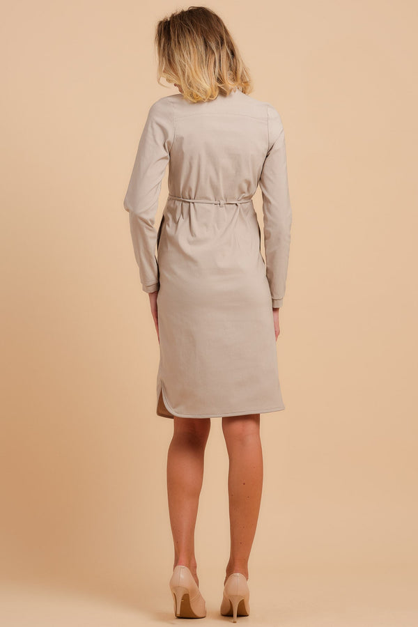 Ελαστικό φόρεμα εγκυμοσύνης και θηλασμού σε μπεζ - Φόρεμα - soonMAMA - Η σωστή προσθήκη στην κομψή και άνετη εγκυμοσύνη! - Παλτά για έγκυες