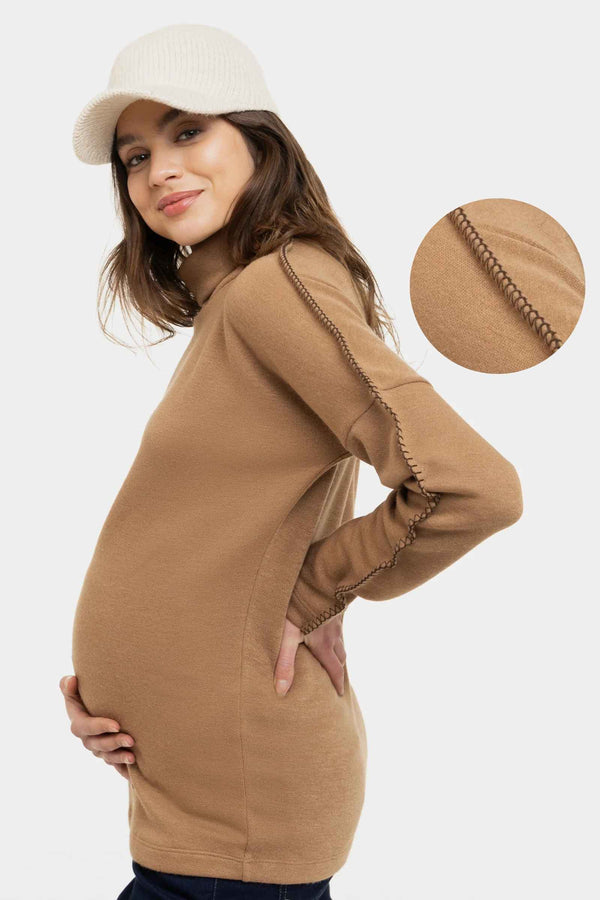 Πλεκτό μπεζ πουλόβερ εγκυμοσύνης με διακοσμητικές ραφές - - soonMAMA - Η σωστή προσθήκη στην κομψή και άνετη εγκυμοσύνη! - Παλτά για έγκυες