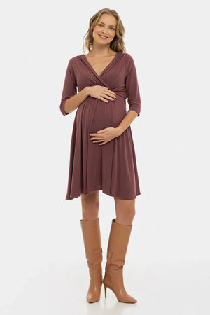Κομψό φόρεμα εγκυμοσύνης και θηλασμού - σε σκούρο ροζ - - soonMAMA - Η σωστή προσθήκη στην κομψή και άνετη εγκυμοσύνη! - Παλτά για έγκυες