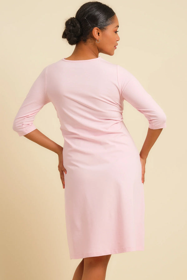 Βαμβακερό φόρεμα εγκυμοσύνης με κόμπο σε ροζ ανοιχτό - Φόρεμα - soonMAMA - Η σωστή προσθήκη στην κομψή και άνετη εγκυμοσύνη! - Παλτά για έγκυες