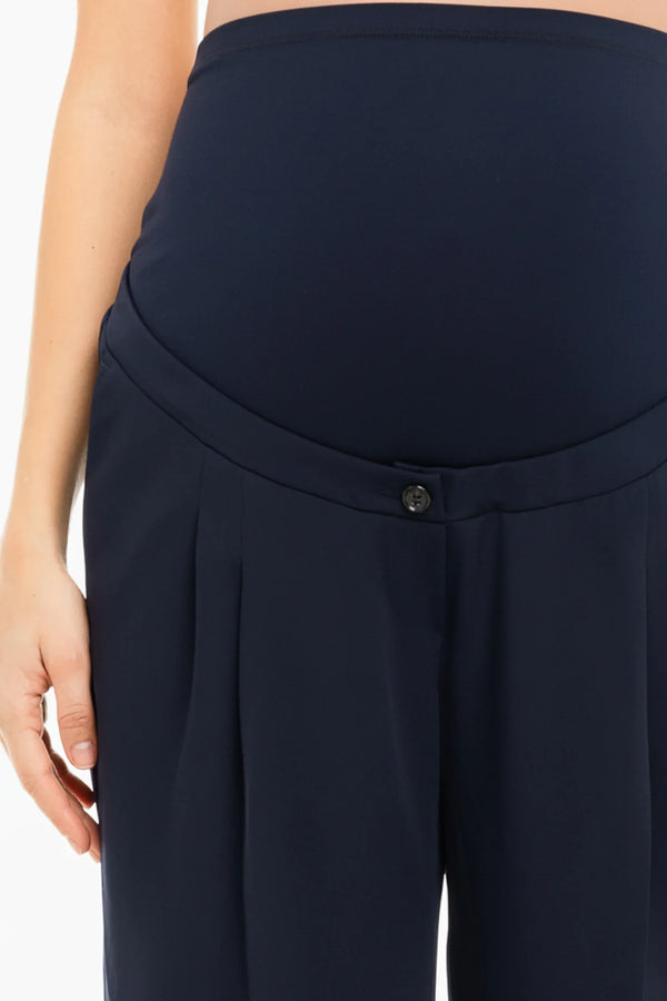 Σκούρο μπλε παντελόνι εγκυμοσύνης σε καμπάνα, με πιέτες - - soonMAMA - Η σωστή προσθήκη στην κομψή και άνετη εγκυμοσύνη! - Παλτά για έγκυες