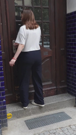 Κοφτό ελαστικό παντελόνι εγκυμοσύνης με πιέτες - σκούρο μπλε - - soonMAMA - Η σωστή προσθήκη στην κομψή και άνετη εγκυμοσύνη! - Παλτά για έγκυες