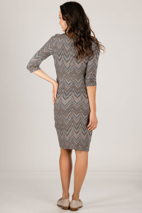 Φόρεμα εγκυμοσύνης με σούρα στα πλάγια - - soonMAMA - Η σωστή προσθήκη στην κομψή και άνετη εγκυμοσύνη! - Παλτά για έγκυες