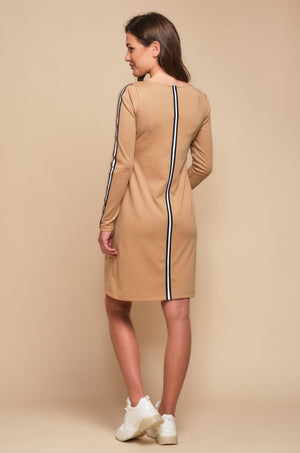 Κομψό φόρεμα εγκυμοσύνης και θηλασμού με πλαϊνές λωρίδες - - soonMAMA - Η σωστή προσθήκη στην κομψή και άνετη εγκυμοσύνη! - Παλτά για έγκυες