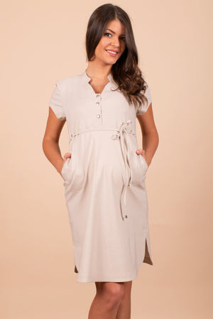 Ελαστικό φόρεμα εγκυμοσύνης και θηλασμού σε μπεζ χρώμα - Φόρεμα - soonMAMA - Η σωστή προσθήκη στην κομψή και άνετη εγκυμοσύνη! - Παλτά για έγκυες