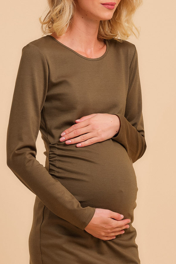 Στενό φόρεμα εγκυμοσύνης με σούρα στα πλάγια - Clothing - soonMAMA - Η σωστή προσθήκη στην κομψή και άνετη εγκυμοσύνη! - Παλτά για έγκυες