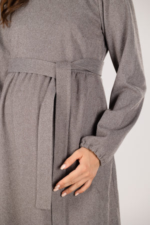 Μακρύ φόρεμα εγκυμοσύνης με μοτίβο ψαροκόκαλου - Φόρεμα - soonMAMA - Η σωστή προσθήκη στην κομψή και άνετη εγκυμοσύνη! - Παλτά για έγκυες